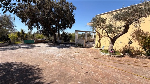 Villa In Fase Di Ristrutturazione, 4 Vani, Trullo e Garage. Poco Distante.